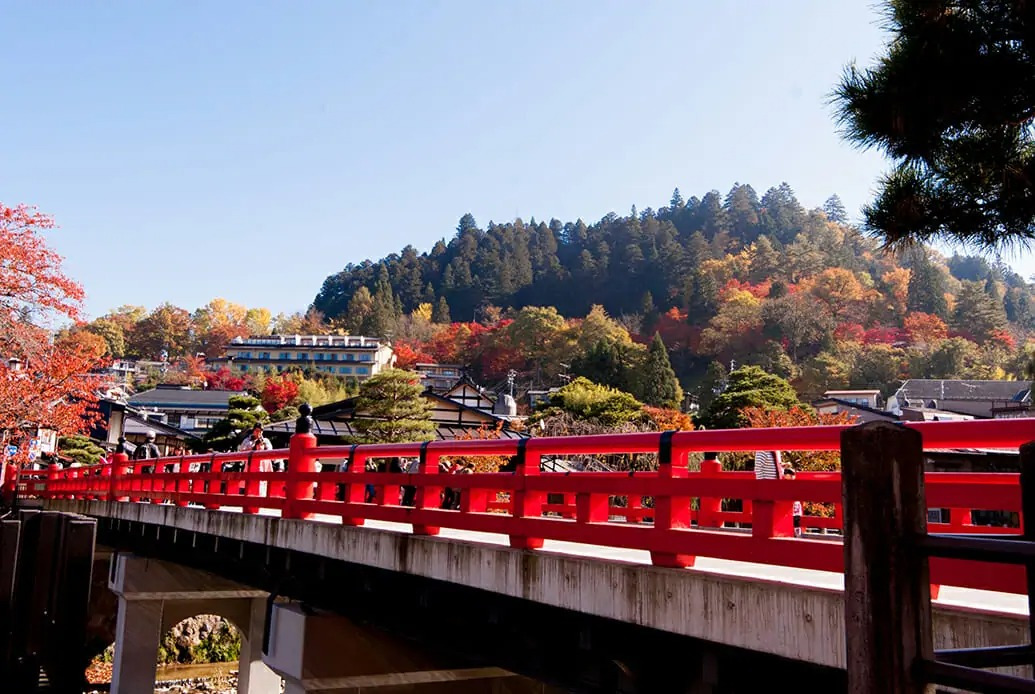 秋の高山・中橋と宮川沿いの紅葉